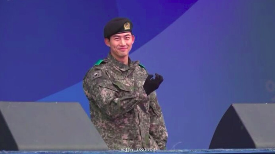 Kim Soo Hyun dan Taecyeon kini tengah dipromosikan untuk menjadi sersan atas prestasinya selama wamil.
