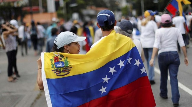 FOTO: Perlawanan Guaido dari Podium Menentang Maduro