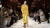FOTO:Stella McCartney dan Oprah Ajak Tanam Pohon Lewat Busana Dalam koleksi terbarunya di Paris Fashion Week, Stella McCartney menghadirkan koleksi yang mengajak orang untuk menanam pohon.