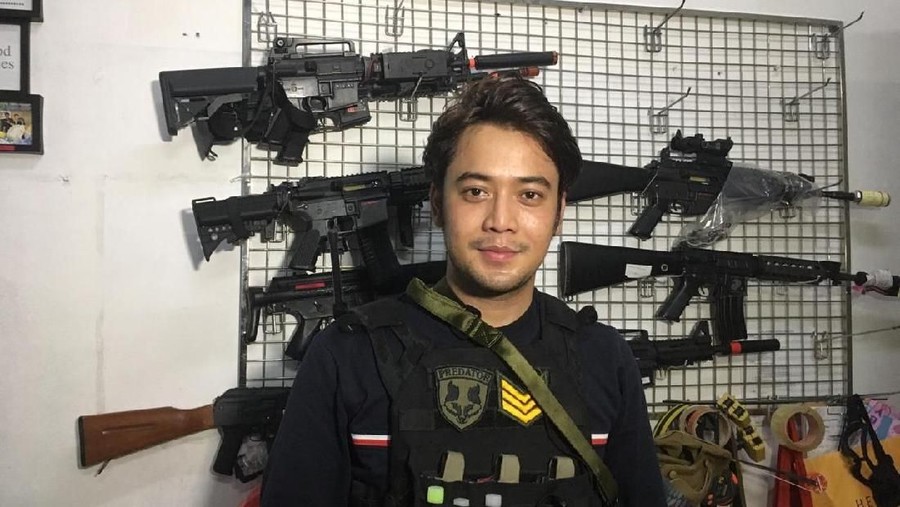 Kriss Hatta dikabarkan telah memiliki pacar baru.