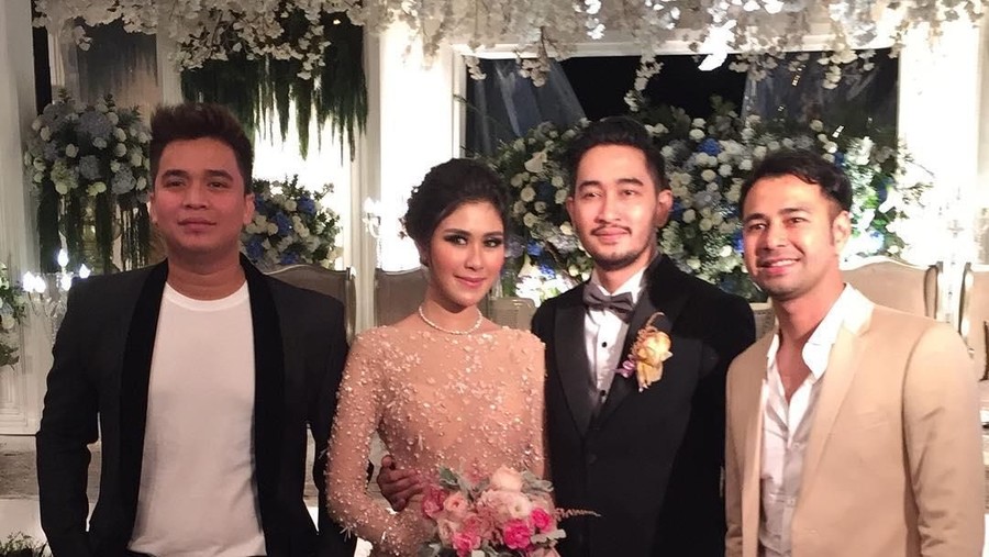 5 artis berikut ini tetap akur dengan mantan pacar terdahulu. Mereka seperti membuktikan bahwa mantan bukan berarti musuh.