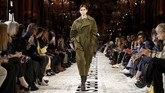 FOTO:Stella McCartney dan Oprah Ajak Tanam Pohon Lewat Busana Dalam koleksi terbarunya di Paris Fashion Week, Stella McCartney menghadirkan koleksi yang mengajak orang untuk menanam pohon.