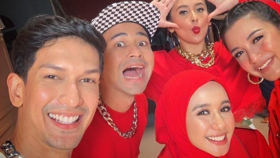 1. Raffi Ahmad dan Laudya Cynthia Bella 5 artis berikut ini tetap akur dengan mantan pacar terdahulu. Mereka seperti membuktikan bahwa mantan bukan berarti musuh.