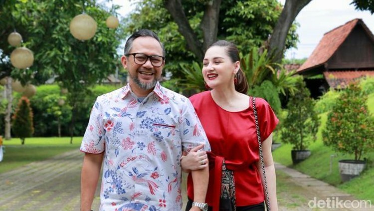 Lamaran Mona berlangsung mendadak lho dengan prosesi yang sederhana. Simak ceritanya di sini ya, Bun
