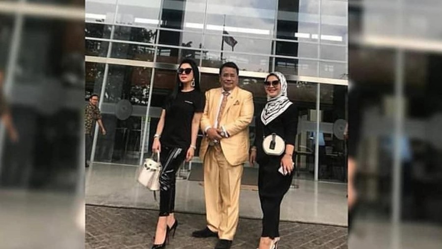 Hotman Paris dikabarkan sakit hati pada Syahrini karena tidak diundang ke acara pernikahannya
