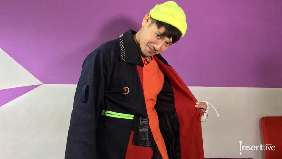 Selalu Stylish, Tarra Budiman Anti Tampil Tua Tarra Budiman di beberapa kesempatan selalu terlihat stylish. Ayah satu orang anak ini mengaku memang tertarik dan selalu mengikuti perkembangan fashion.