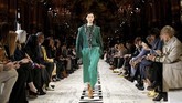 FOTO:Stella McCartney dan Oprah Ajak Tanam Pohon Lewat Busana Dalam koleksi terbarunya di Paris Fashion Week, Stella McCartney menghadirkan koleksi yang mengajak orang untuk menanam pohon.