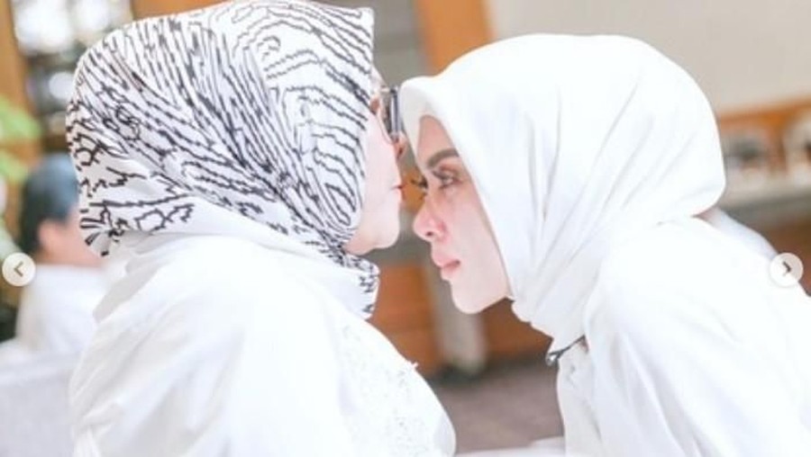 Momen Syahdu Syahrini Mohon Doa Restu Ibu dan Mertua Sebelum Nikah