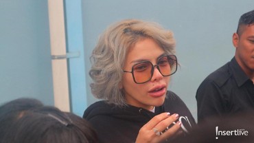 img-title Dekati Vicky Nitinegoro, Nikita Mirzani Ingin Nikah 4 kali