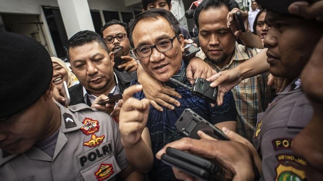 Eks Kabag Humas BNN Sulis menyebut Andi Arief bukan korban peredaran narkotika tapi menyalahgunakan. Harusnya Wasekjen Demokrat itu dipidana, bukan rehabilitas.