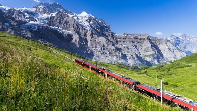 Mulai dari melintasi danau sampai punggung gunung es, perjalanan kereta di Swiss disebut sebagai salah satu yang terindah di dunia.