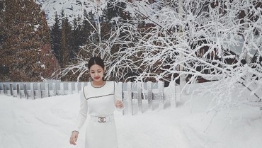 Bak Putri Salju, Jennie BLACKPINK Tampil Elegan dengan Dress