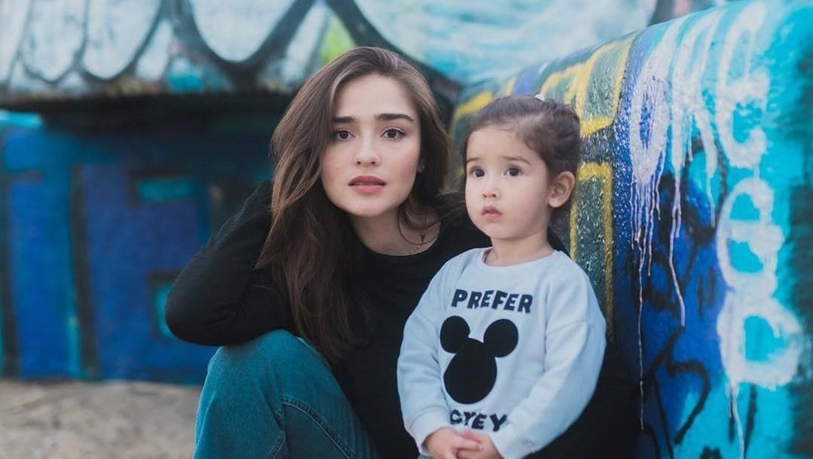Yasmine Wildblood mengaku membatasi kegiatannya di dunia hiburan. Ia lebih memilih mengurus sang anak, Seraphina Rose.