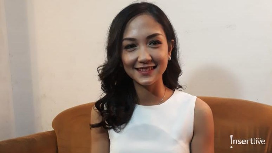 Andriana Bustami senang karena suaminya Augie fantinus divonis bebas. Berikut infonya.