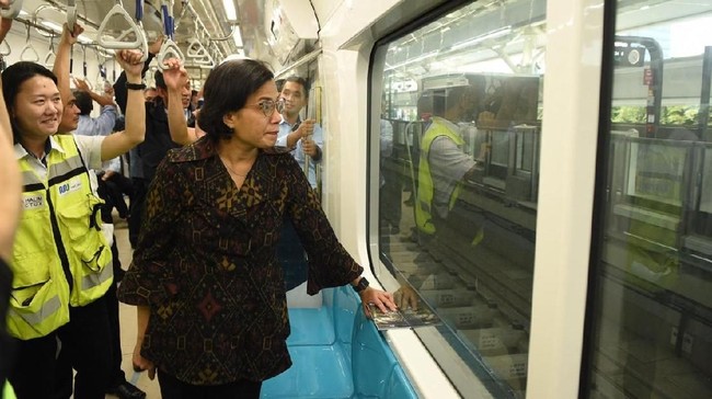 Menteri Keuangan Sri Mulyani meninjau moda raya terpadu berbasis rel listrik (MRT) Jakarta dari Stasiun Bundaran Hotel Indonesia hingga Stasiun Lebak Bulus.
