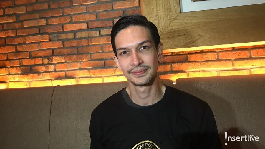 BBB Comeback, Dimas Beck Enggan Berikan Penjelasan Dimas Beck enggan berikan penjelasan terkait rencana BBB kembali ke dunia musik.