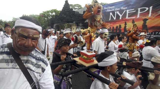 FOTO: Menyejahterakan Alam Sebelum Menyepi