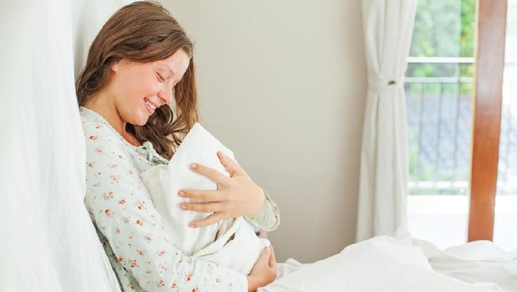 Setelah melewati operasi caesar, Bunda enggak boleh tidur sembarang. Atur yuk posisi tidur yang benar agar lukanya cepat sembuh.