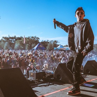 Lirik Lagu Hopscotch - Joji, AUGUST 08, Barney Bones, & Rich Brian