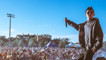 img-title Lirik Lagu Hopscotch - Joji, AUGUST 08, Barney Bones, & Rich Brian