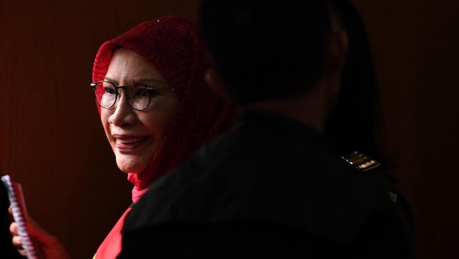 Tim kuasa hukum Ratna Sarumpaet menilai dakwaan Jaksa Penuntut Umum (JPU) terhadap kliennya keliru dan tidak jelas karena menggunakan UU pidana versi lawas.