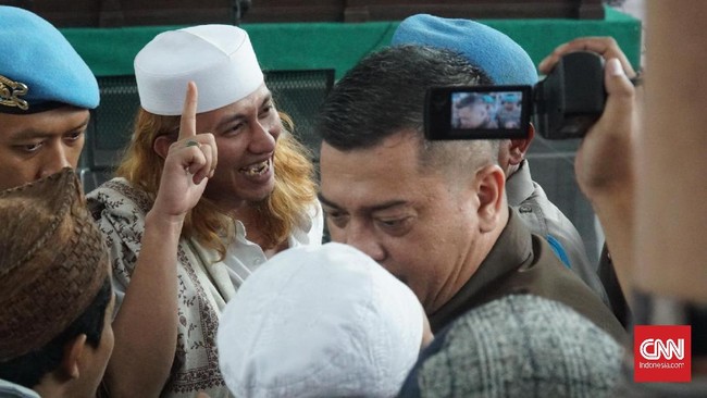 Selaku kuasa hukum Bahar Smith, Munarman menilai demi asas kemanusiaan dan peradilan yang cepat dan murah sidang Bahar bin Smith sebaiknya dipindahkan ke Bogor.