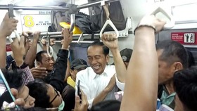 Pulang ke Bogor Naik KRL, Jokowi Ikut Berdesakan
