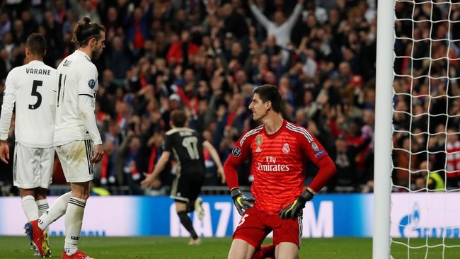 Sejumlah meme kocak bertebaran di media sosial usai Real Madrid tersingkir dari Liga Champions 2018/2019 dikoyak Ajax Amsterdam 1-4 pada leg kedua.