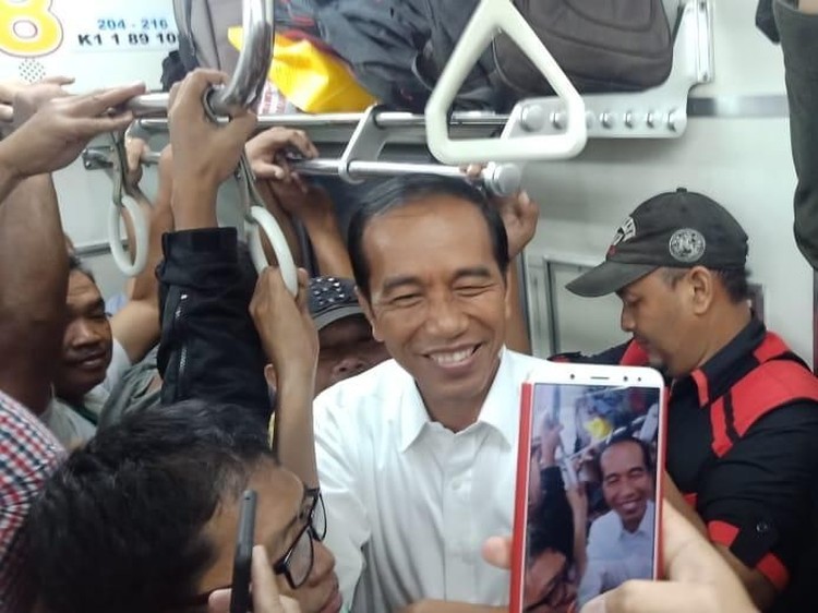 Ajari Anak Kesederhanaan ala Presiden Jokowi, Santai Naik KRL Aksi Presiden Jokowi naik KRL tujuan Bogor bisa Bunda jadikan motivasi agar anak belajar tentang kesederhanaan.