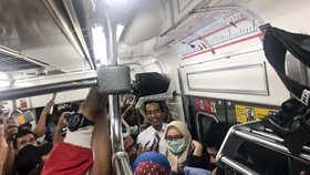 Berdesakan Naik KRL, Jokowi Mengaku Dadakan