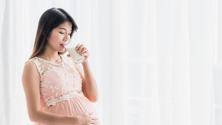 Di awal-awal hamil, Bunda mual muntah parah dan cuma bisa minum susu? Baiknya itu dihindari ya, Bun.