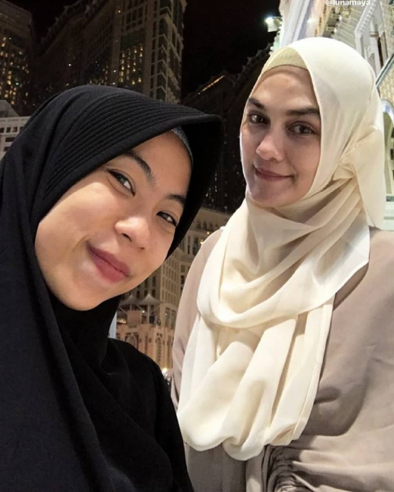 6 Potret Luna Maya Berhijab yang Banjir Pujian Para Artis Pulang umrah, Luna Maya mengenakan hijab yang membuat. Ia pun dibanjiri pujian dari para teman sesama artisnya. Seperti apa ya penampilannya?