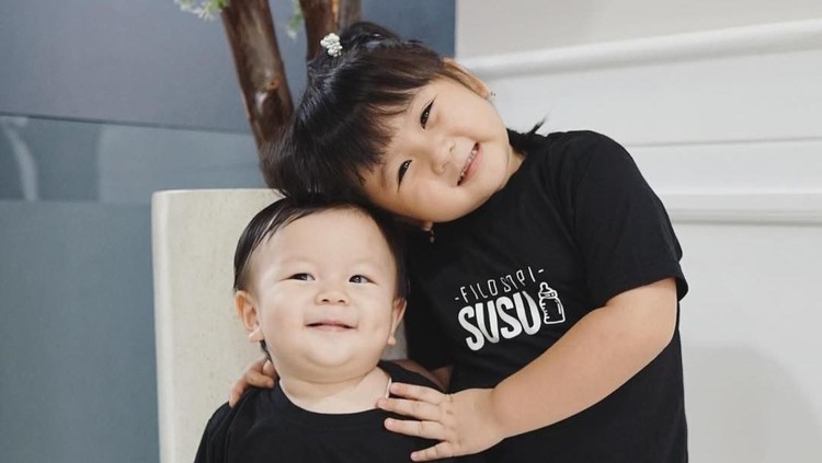 Ada cerita dari selebgram cilik Moonella. Dia punya hubungan yang menggemaskan dengan sang adik. Seperti apa sih?
