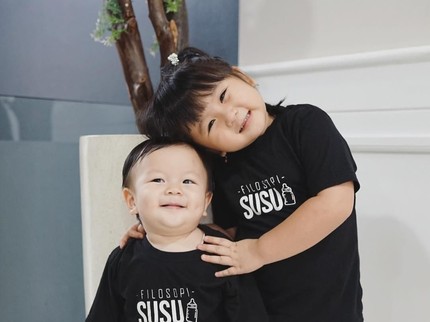 Hubungan Menggemaskan Selebgram Cilik Moonella dengan Sang Adik
