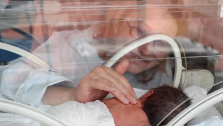 Bayi yang mendapatkan perawatan di NICU tidak boleh sembarangan dikunjungi, meskipun oleh ibunya sendiri. Simak cara menyusui agar mereka cepat sembuh.