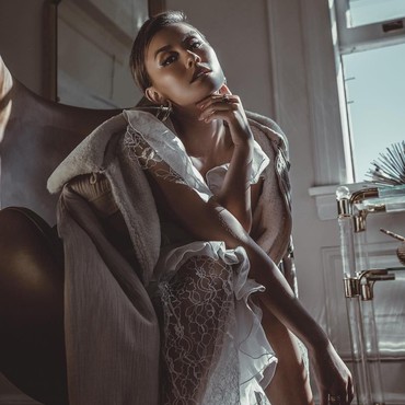 Seksinya Agnez Mo Saat Pengukuran Patung Madame Tussauds, Netizen: Look At That Body!