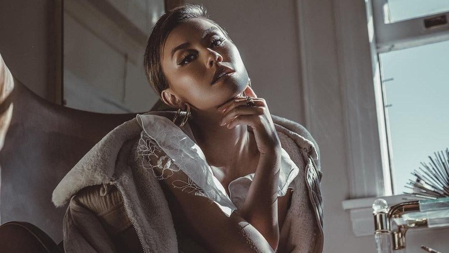 Agnez Mo menuliskan kata-kata yang bikin penasaran di Instagram.