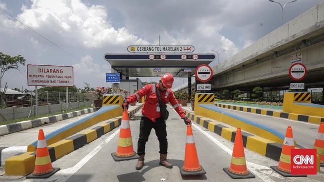 Petugas memasang marka jalan di pintu tol Marelan 2 proyek pembangunan Jalan Tol Medan - Binjai seksi I di Binjai, Sumatera Utara, Rabu 6 Maret 2019. Jalan Tol Medan - Binjai seksi I sepanjang 6,7 KM tersebut pengerjaannya telah rampung sekitar 80 persen dan ditargetkan akan beroperasi pada akhir Tahun 2019.