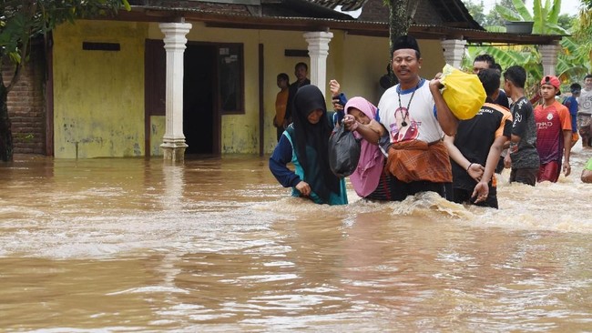 Berdasarkan data BNPB, sebanyak 12.495 kepala keluarga (KK) mengungsi akibat banjir yang melanda 15 kabupaten di Jawa Timur.