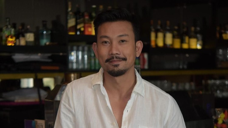Mengharukan, Bun. Denny Sumargo mengatakan pada anak DJ Verny Hasan untuk menemuinya jika kelak tak berhasil menemukan ayah kandungnya.