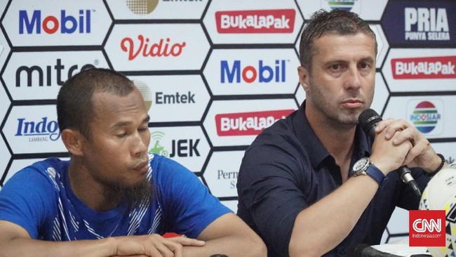 Pelatih Persib Bandung, Miljan Radovic, dipukul salah satu oknum fan Maung Bandung, Bobotoh, usai timnya dikalahkan Persebaya Surabaya 2-3 di Piala Presiden.