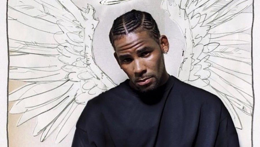 Penyayi R&B, R Kelly, akhirnya buka suara atas tudingan pelecehan seksual yang dilakukannya. Ia menepis kabar miring tersebut dan berusaha memberi pembelaan.