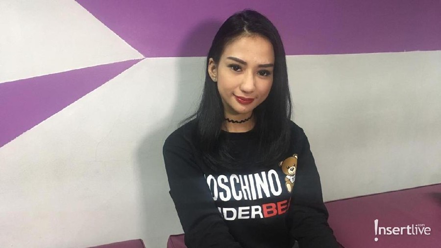 Meski telah resmi berpisah, berharap dapat tetap menjalin silaturahmi meskipun tidak bisa bersatu dalam rumah tangga.