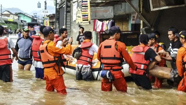 Sejumlah wilayah Jawa Barat dilanda banjir imbas guyuran hujan intensitas sedang-tinggi, Selasa (5/10), mulai dari Garut, Banjaran Bandung, hingga Sukabumi.