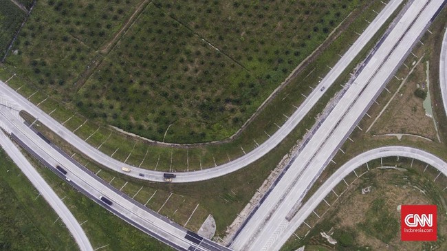 Waskita Karya lewat anak usahanya menjual 30 persen saham jalan tol Medan-Kualanamu-Tebing kepada investor Hong Kong, King Rings Ltd, seharga Rp824 miliar.