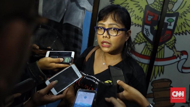 Jokowi telah meneken Omnibus Law UU Cipta Kerja. Namun terdapat kejanggalan salah satu pasal yang dinilai bisa menggugurkan UU Ciptaker.