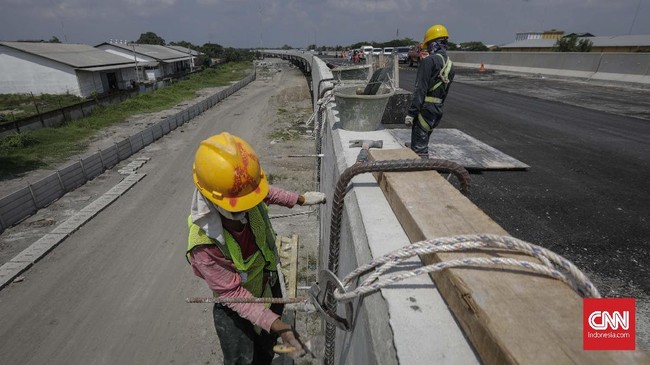 Gubernur Sumatera Selatan Herman Deru mewajibkan seluruh jalan di wilayahnya menggunakan aspal karet guna membantu petani yang kesulitan akibat harga anjlok.