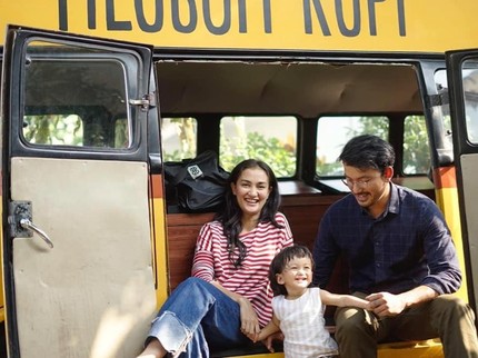 Cara Atiqah Hasiholan Agar Anak Tak Bosan di Rumah: Ubah Garasi Jadi Playground