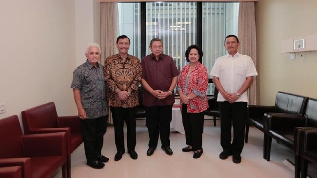 Menko Kemaritiman Luhut Binsar Pandjaitan beserta rombongan disambut SBY dan Hatta Rajasa saat tiba di National University Hospital Singapore.