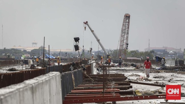 KPK mengembangkan penyidikan kasus dugaan korupsi proyek jalan di Sumatera Utara, melanjutkan OTT sebelumnya. Saksi-saksi diperiksa penyidik di Sumut.